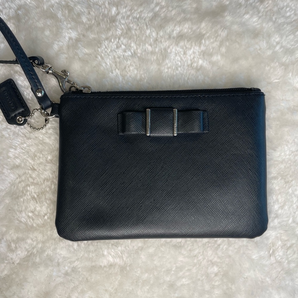 Adorable Coach leather bow wristlet - Picture 8 of 8